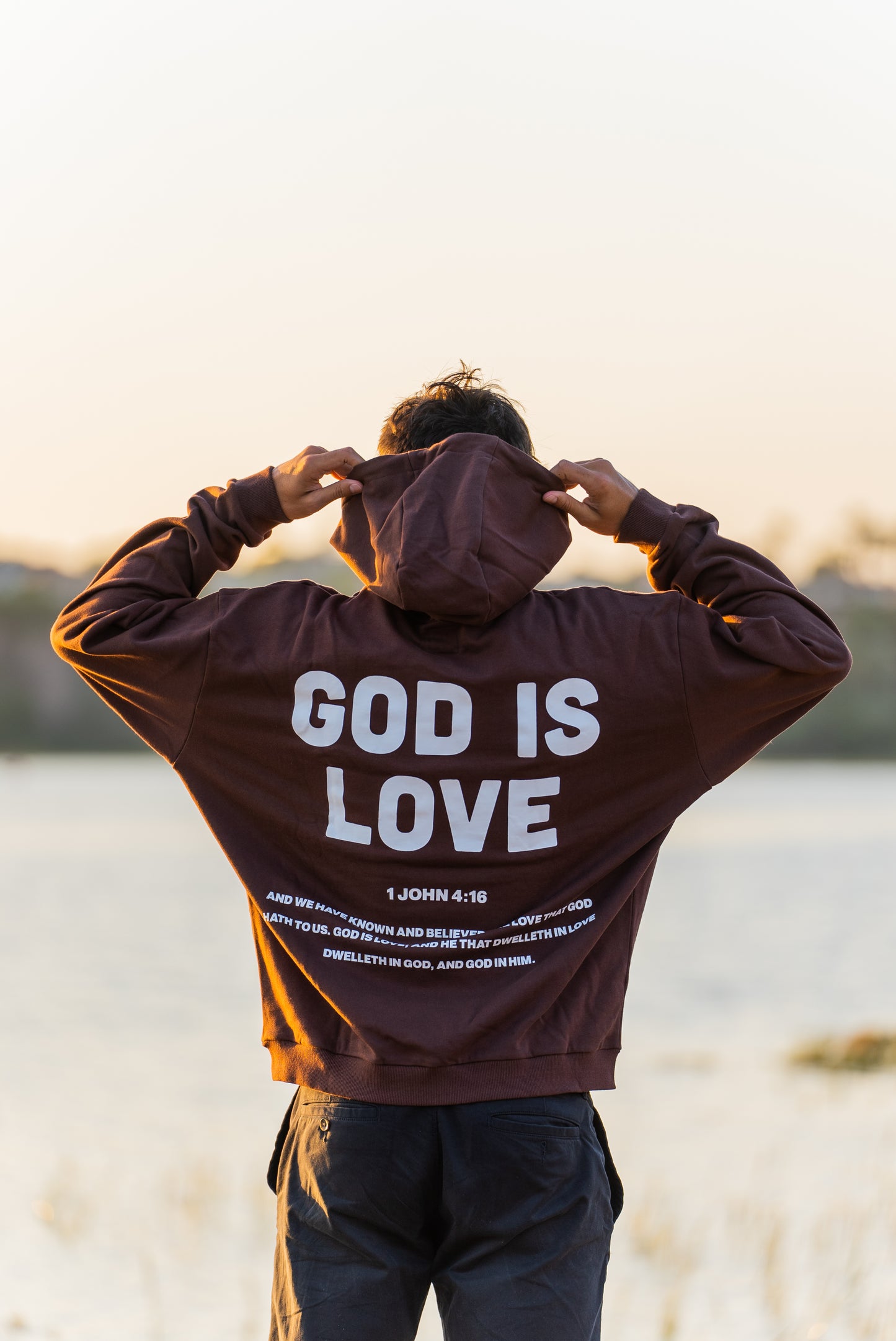 Dios es amor sudadera con capucha